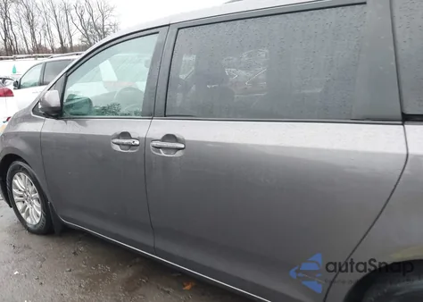 2015 Toyota Sienna Xle 8 Passenger z USA, uszkodzony, nr VIN 5TDYK3DC5FS633957